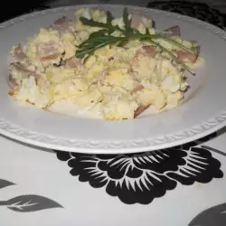Яичница с ветчиной и брынзой