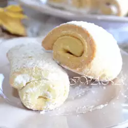 Белое печенье с лукумом
