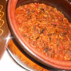 Фасоль в глиняном горшке со сладкими перцами