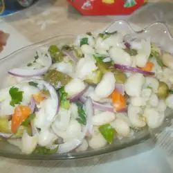 Салат с огурцами и фасолью