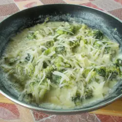 Брокколи со сливками и сыром на сковороде