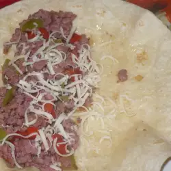 Буррито с мясным фаршем и сладким перцем