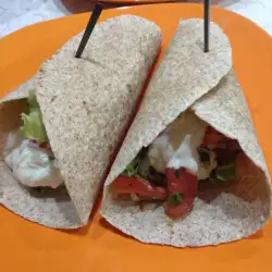 Домашнее буррито с сальсой и молочным соусом