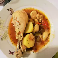 Блюдо из курицы, картофеля, грибов и лука