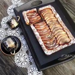 Масляный пай с черепицей из яблок