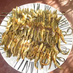 Жареные шпроты с кукурузной мукой на шампурах