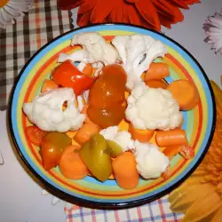 Соленья с цветной капустой и морковью