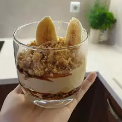 Десерт с бананами и печеньем