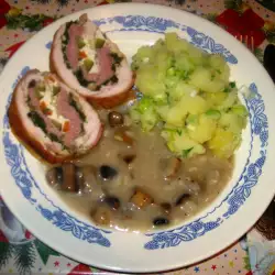 Куриный рулет в беконе с сочной начинкой