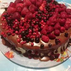 Шоколадный торт из готовых коржей с ягодами