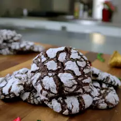 Снежное шоколадное печенье с трещинками