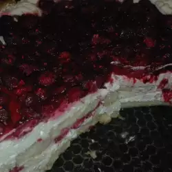 Шарлотка с лесной малиной