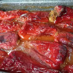 Сочные фаршированные перцы с томатным соусом
