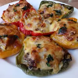 Аппетитные фаршированные сладкие перцы с кусочками мяса