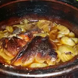 Блюда в глиняном горшке со свиной рулькой