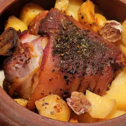 Картофель со свиной рулькой