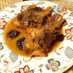 Тушеная свиная рулька с черносливом