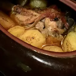 Нежная рулька в глиняной посуде