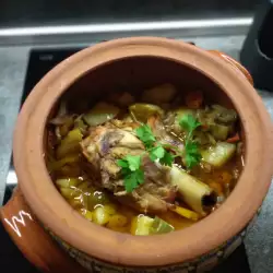 Свиная рулька с картофелем в глиняном горшке