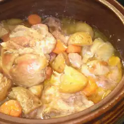 Рульки без костей с овощами в глиняном горшке