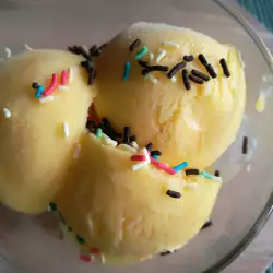 Молочное мороженое с желтками