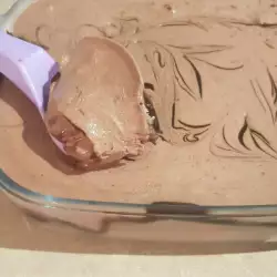 Сливочное мороженое с какао порошком