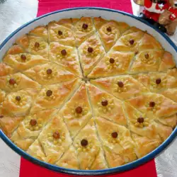 Домашняя раскатанная пахлава с грецкими орехами и фундуком