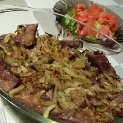 Печень, запеченная с луком в сливочном масле