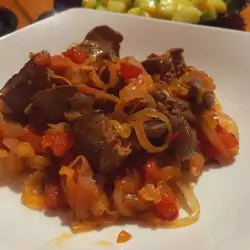 Печень с луком и помидорами на сковороде