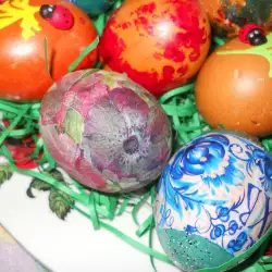 Разноцветные яйца с декупажем