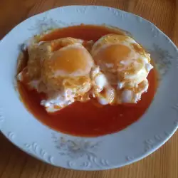 Пошированные яйца с маслом и паприкой
