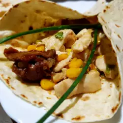Фахитас с курицей, вялеными помидорами и кукурузой