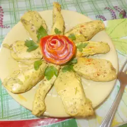 Кусочки куриного филе на сковороде