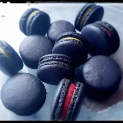 Французские макароны со сливочным сыром, кремом из манго и малиновым кремом