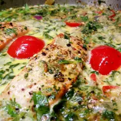 Жареный лосось со шпинатом в сливочном соусе