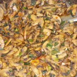 Тушеные грибы с луком и сливочным маслом