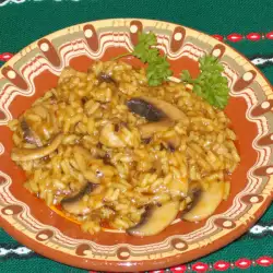 Рис на сковороде с грибами