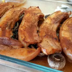 Свиная грудинка с грибами в духовке
