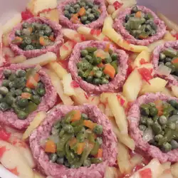 Гнездышки из фарша с овощной начинкой и картофелем