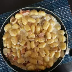 Картофельные ньокки со сливками и беконом