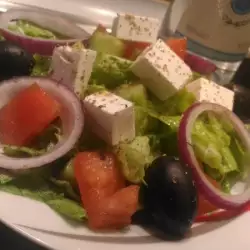 Салат из латука с оливками