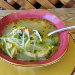 Овощной суп с куриным мясом и горошком