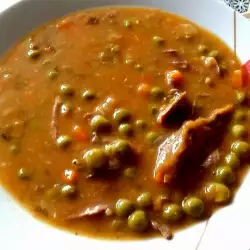 Домашний петух с горошком
