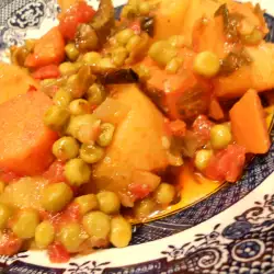 Постный гювеч с горошком и овощами в глиняном горшке