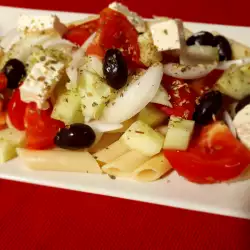 Греческий салат с макаронами