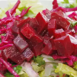 Полезный салат с красной свеклой