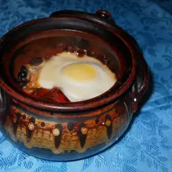 Гювече с домашна лютеница и яйце (ЗА ПРЕВОД)