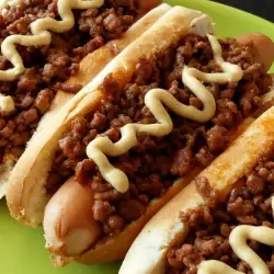 Хот-дог с пикантным соусом из телячьего фарша