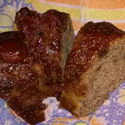 Экономный кекс с клубничным вареньем и грецкими орехами