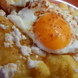 Качамак с брынзой и жареными яйцами